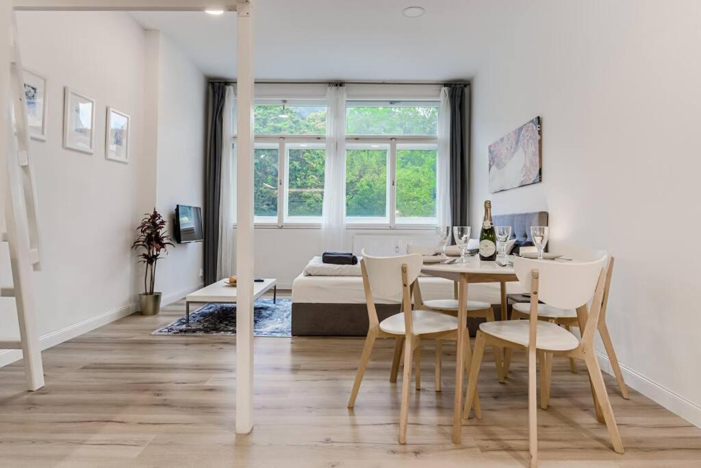 Mala Strana - Historical Center Apartment *